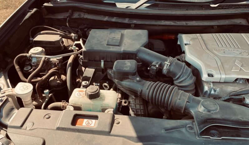 
								2018 Mitsubishi Outlander PHEV full									