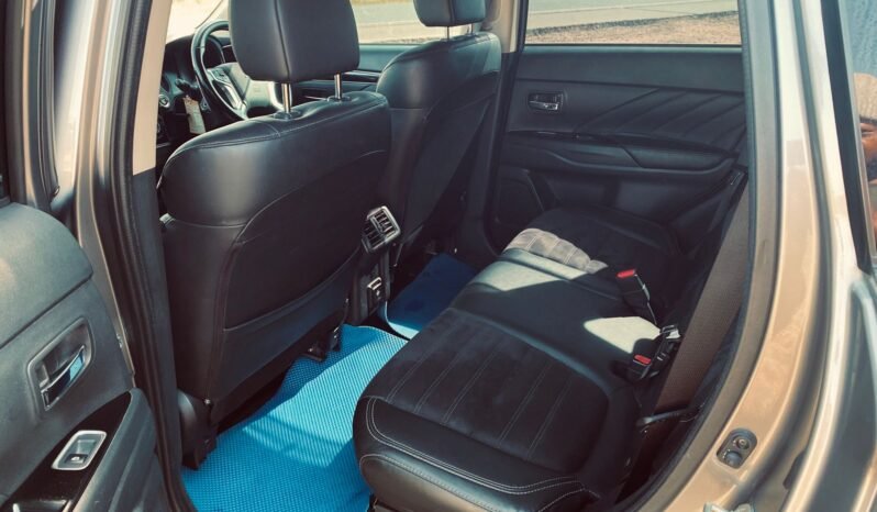 
								2018 Mitsubishi Outlander PHEV full									