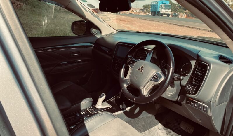 
								2018 Mitsubishi Outlander PHEV full									