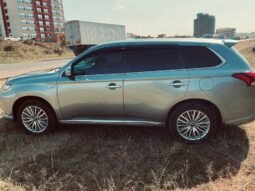 
										2018 Mitsubishi Outlander PHEV full									