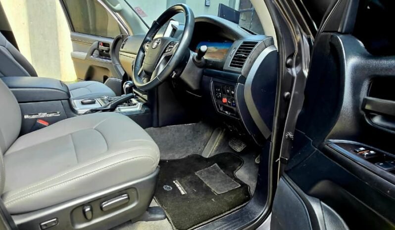 
								Toyota Land Cruiser V8 Diesel 2018 full									